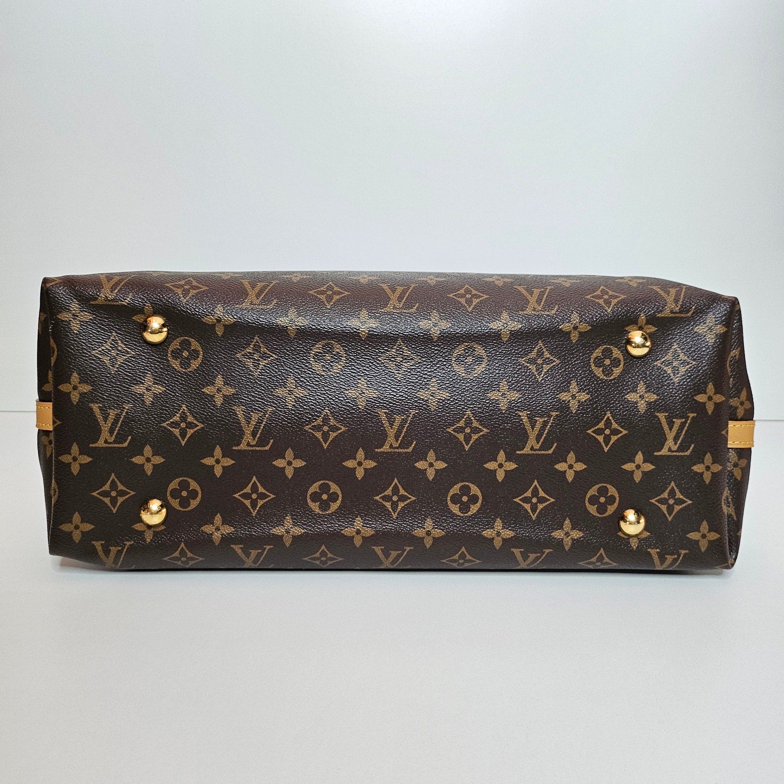 Louis Vuitton Monogram Giant CarryAll MM