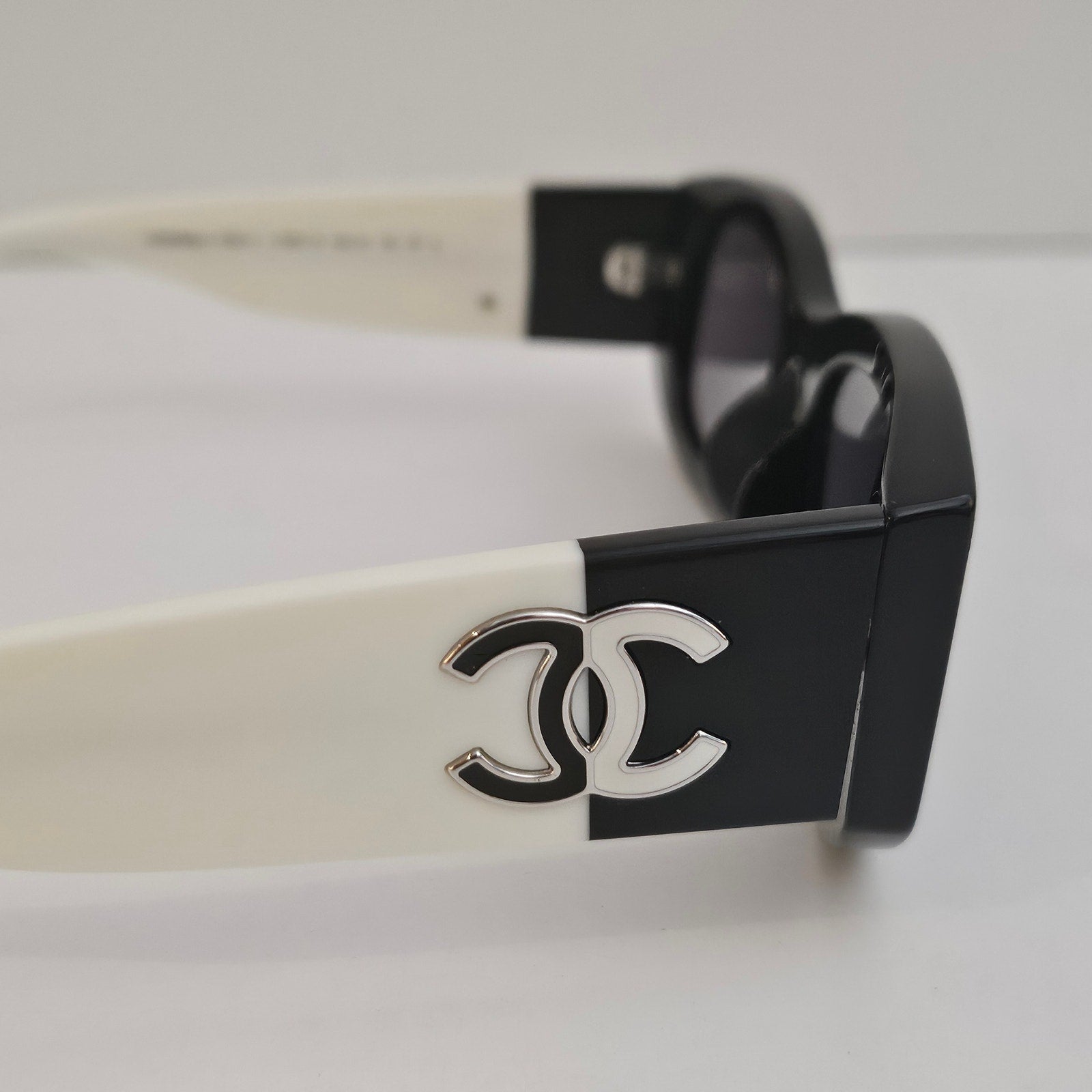 Chanel Sunglasses 5525-A c.1656/T8 Black White with Gray Polarized Lenses