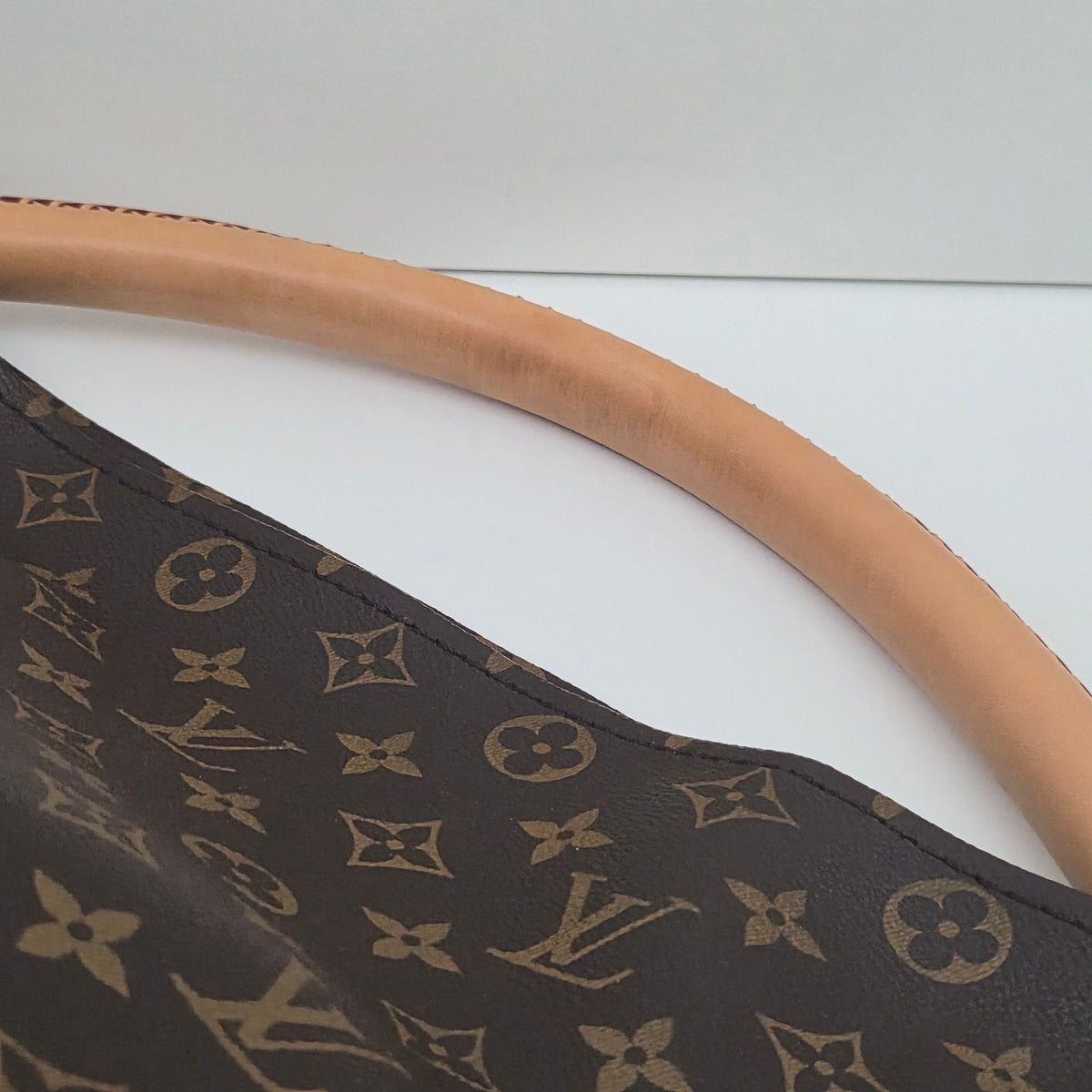 Louis Vuitton Monogram Artsy MM Shoulder Bag
