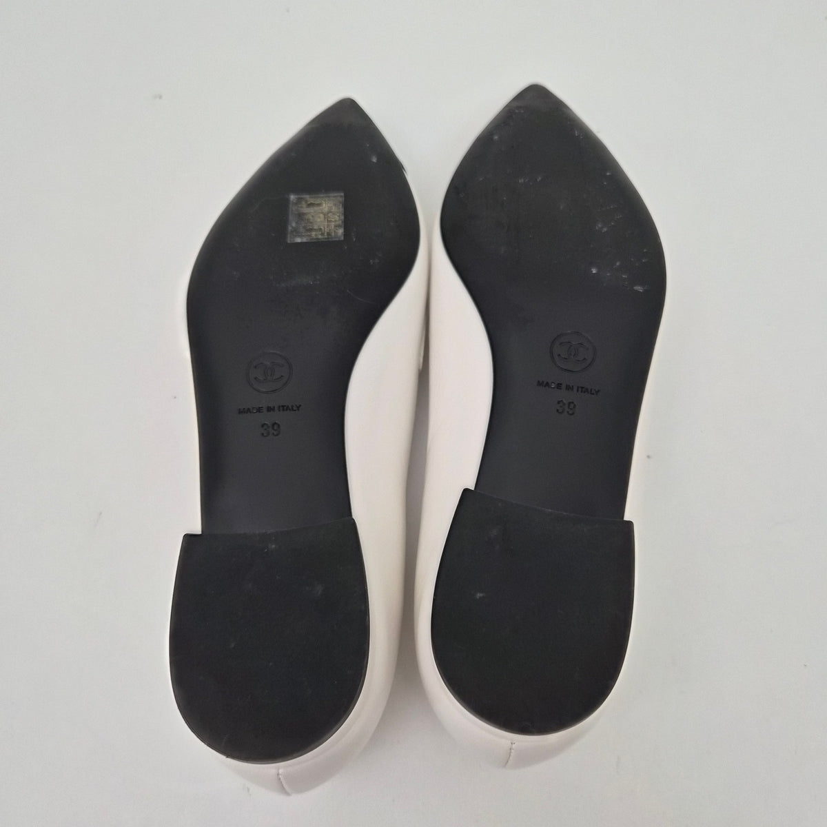 Chanel Shiny Lambskin Grosgrain Pointed Toe CC Ballet Flats US 9 / EU 39 White Black