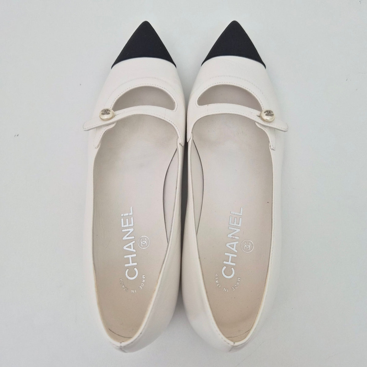 Chanel Shiny Lambskin Grosgrain Pointed Toe CC Ballet Flats US 9 / EU 39 White Black