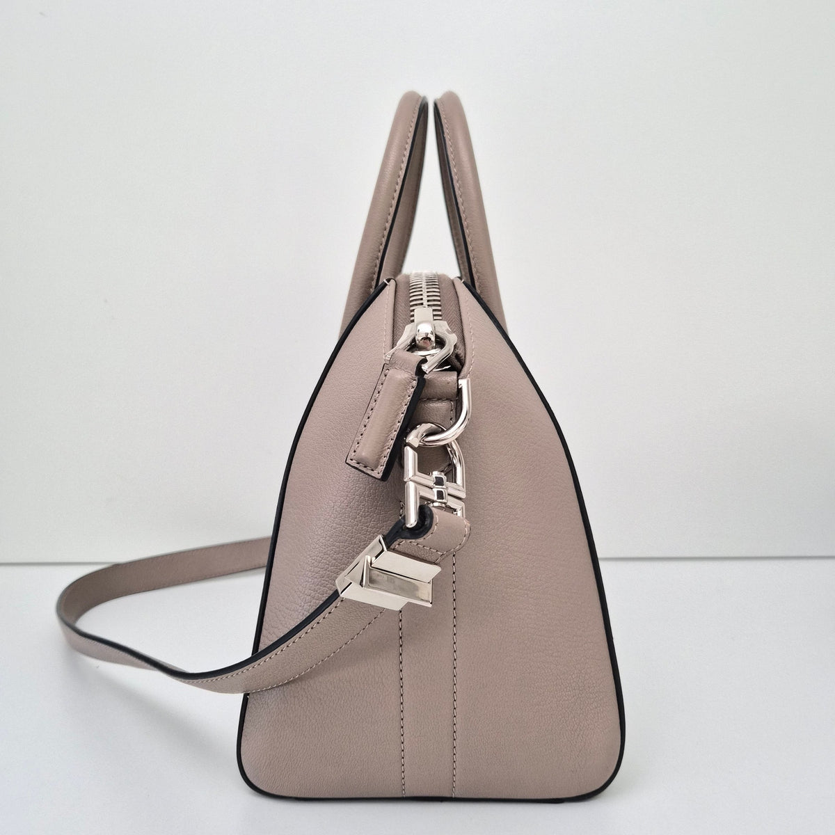 Givenchy Small Gray Leather Antigona Shoudler Bag 2026