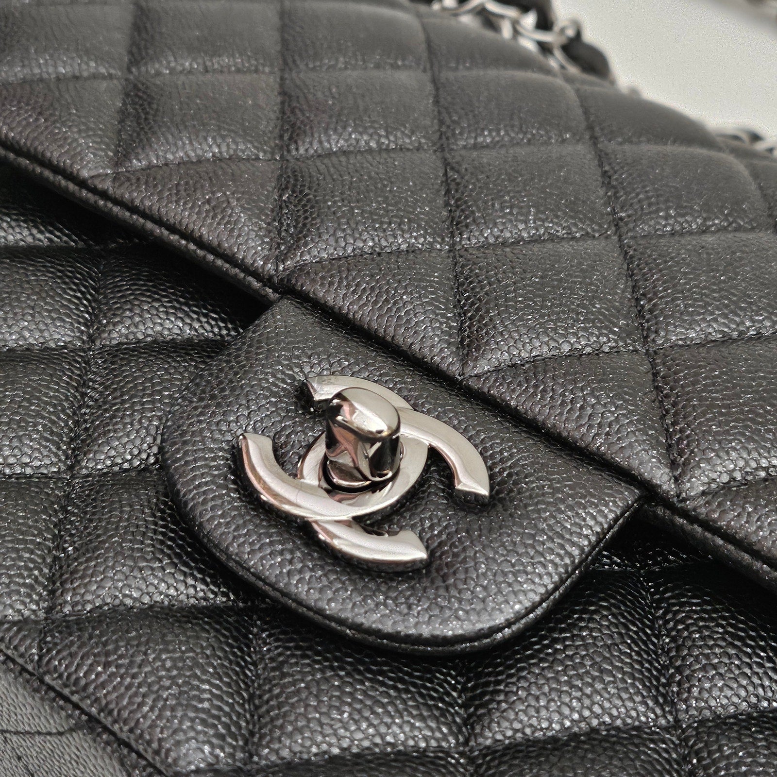 Chanel Classic Medium Flap 18C Iridescent Black Black Caviar Shoulder Bag Gunmetal Hardware