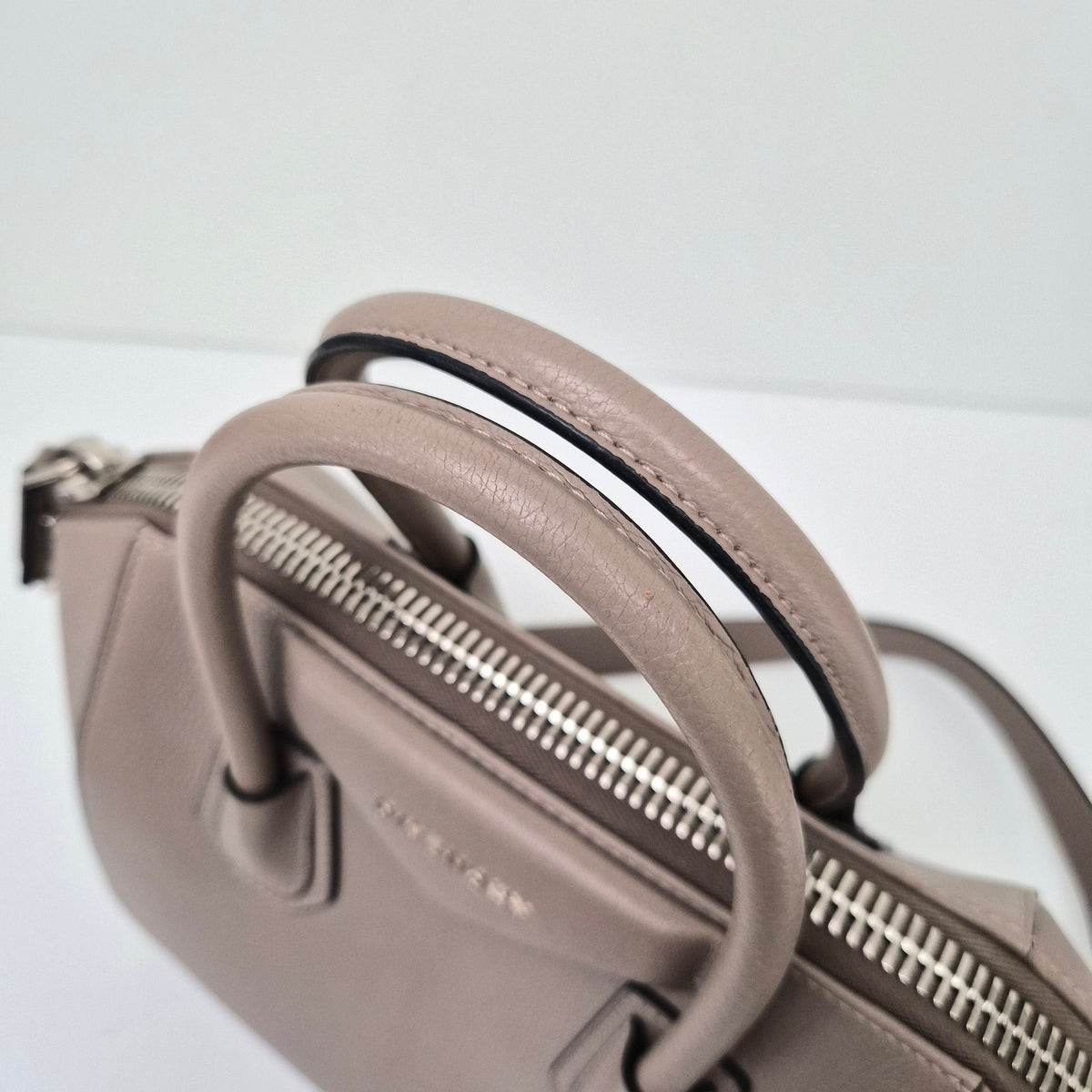 Givenchy Small Gray Leather Antigona Shoudler Bag 2026