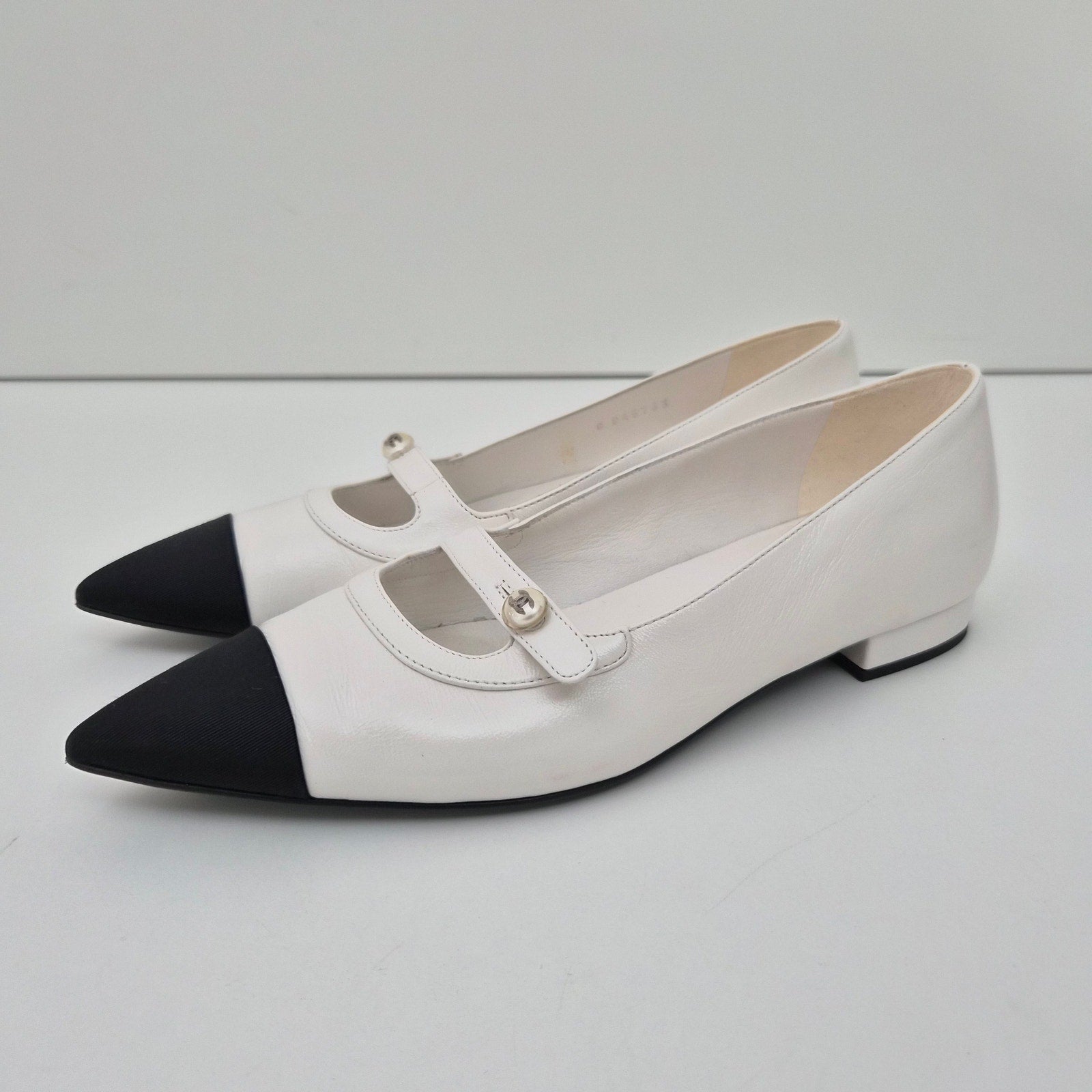 Chanel Shiny Lambskin Grosgrain Pointed Toe CC Ballet Flats US 9 / EU 39 White Black