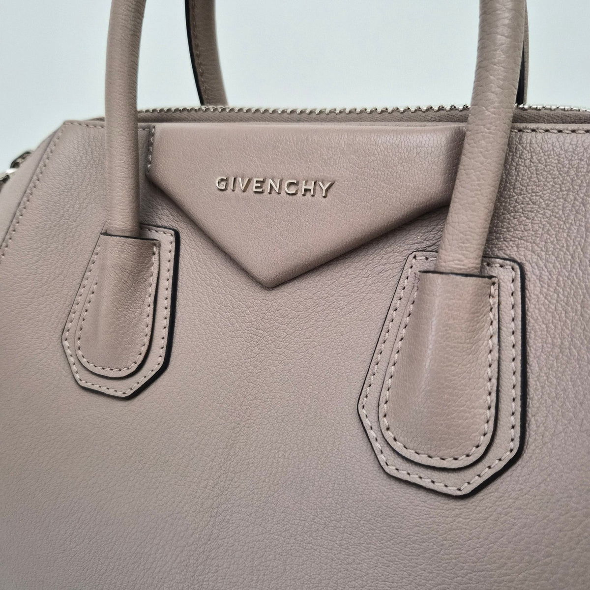 Givenchy Small Gray Leather Antigona Shoudler Bag 2026