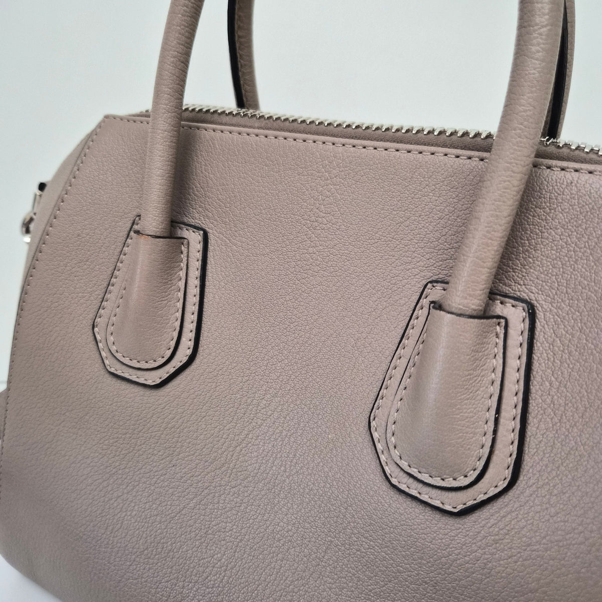 Givenchy Small Gray Leather Antigona Shoudler Bag 2026