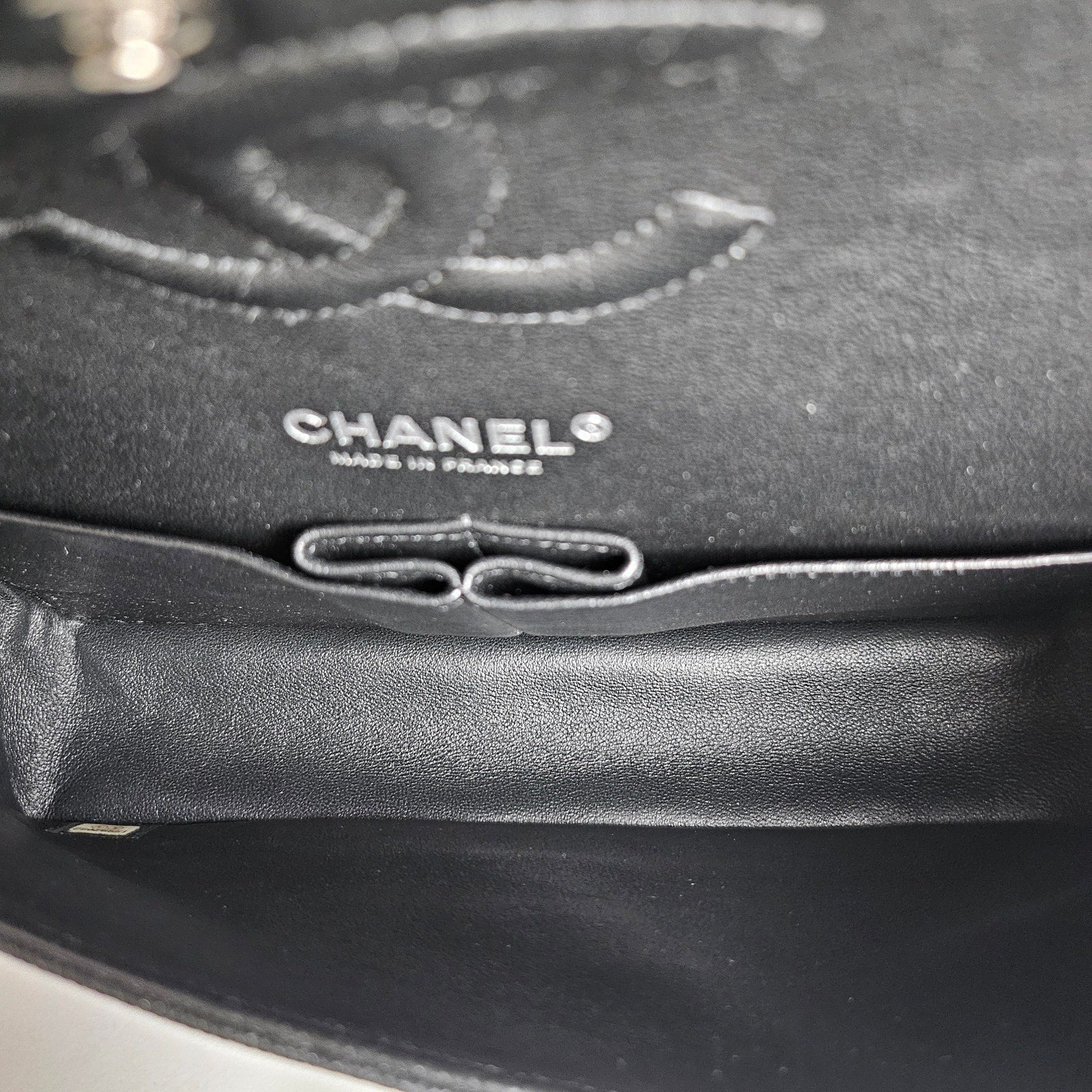 Chanel Classic Medium Flap 18C Iridescent Black Black Caviar Shoulder Bag Gunmetal Hardware
