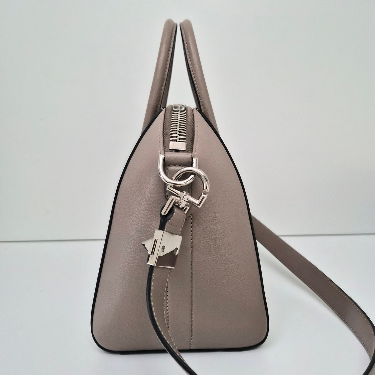 Givenchy Small Gray Leather Antigona Shoudler Bag 2026