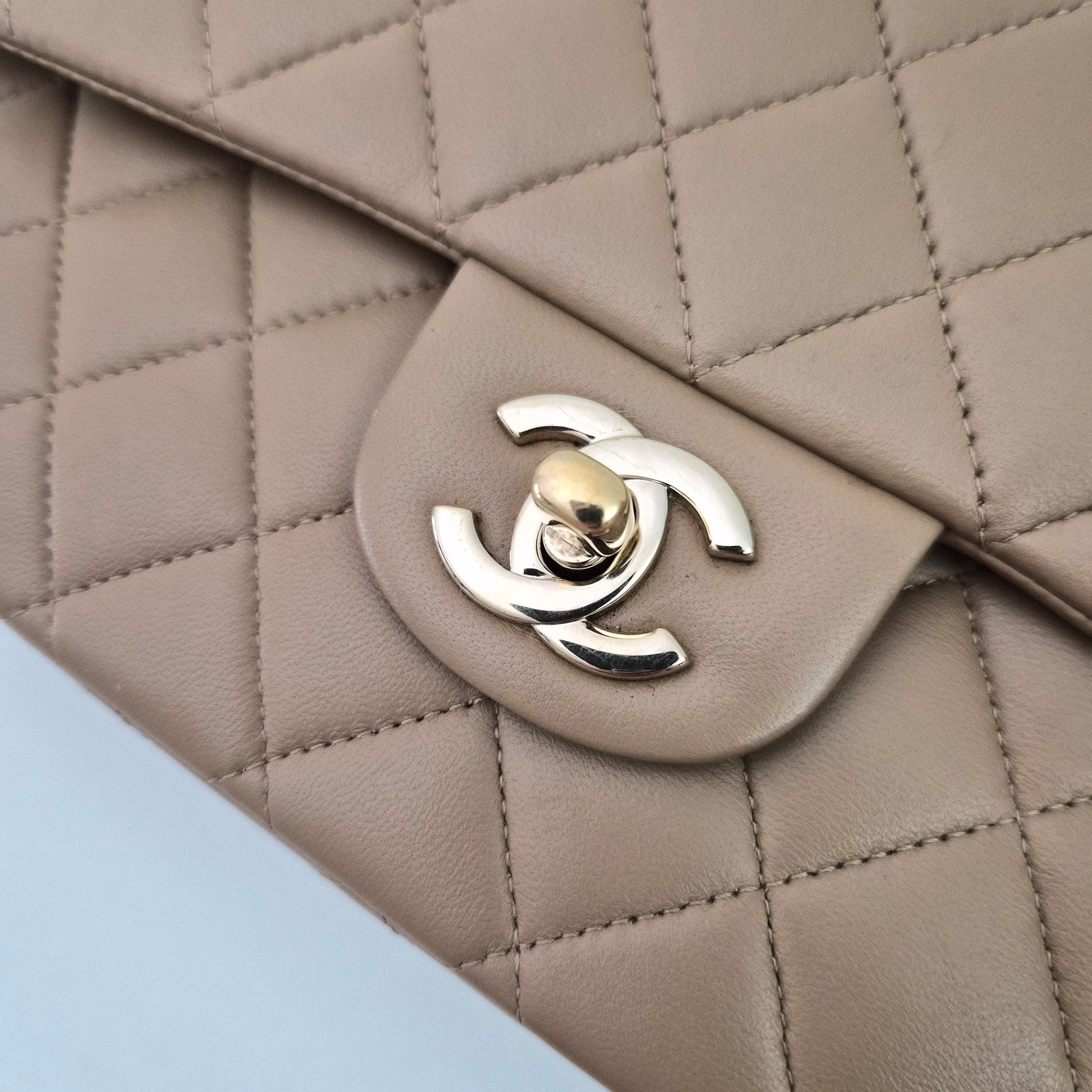 Chanel 22B Medium Classic Flap Lambskin Beige