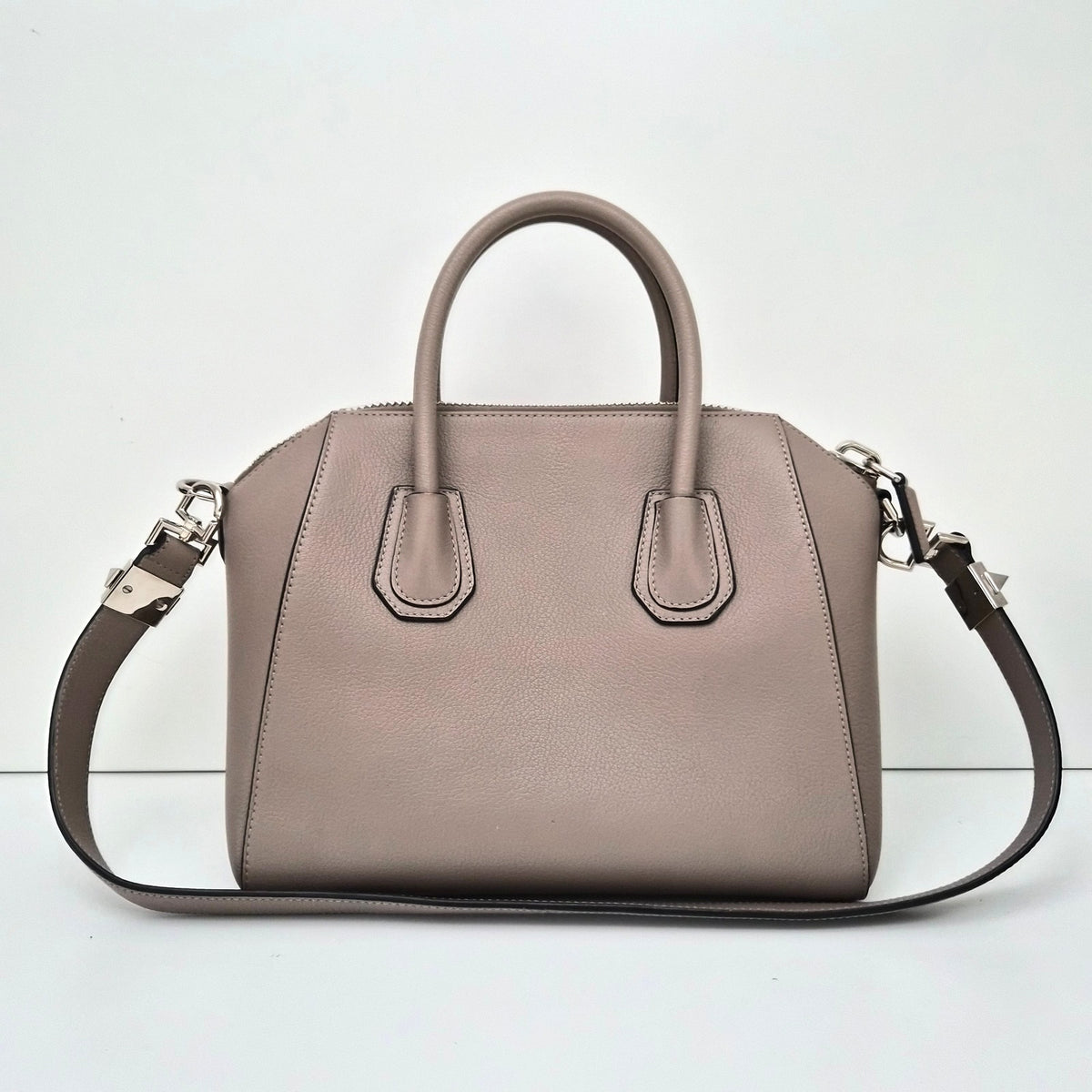 Givenchy Small Gray Leather Antigona Shoudler Bag 2026