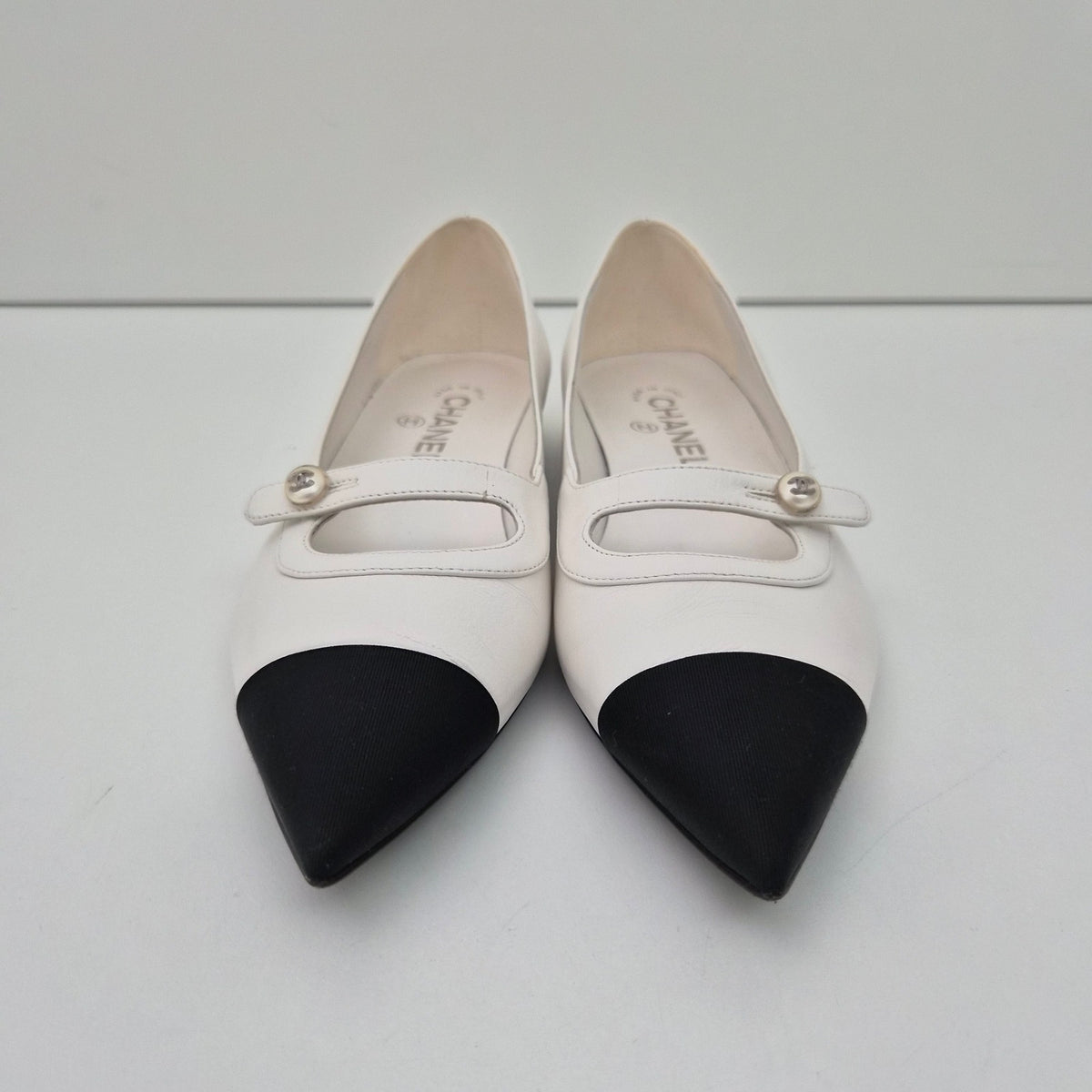 Chanel Shiny Lambskin Grosgrain Pointed Toe CC Ballet Flats US 9 / EU 39 White Black